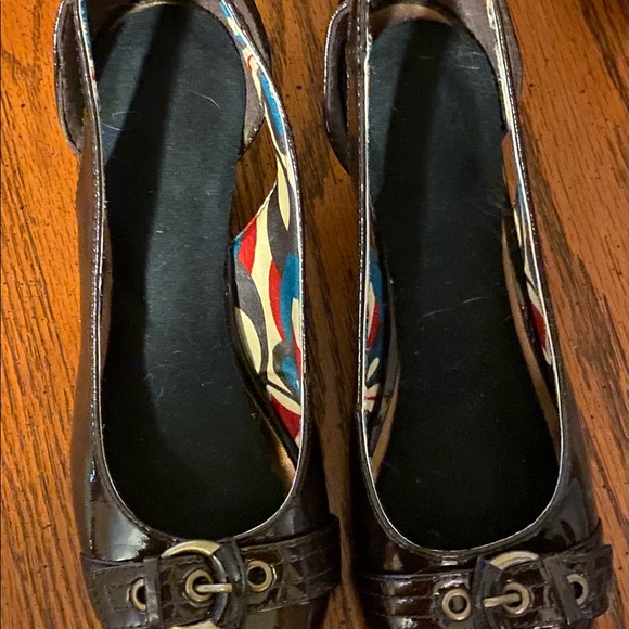 Brown w/buckle patent leather kitten heels. Size 6 1/2 - Picture 6 of 6